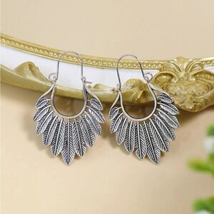 Anthropologie Silver Feather Embossed Bohemian Huggie Style Hoops (70)
